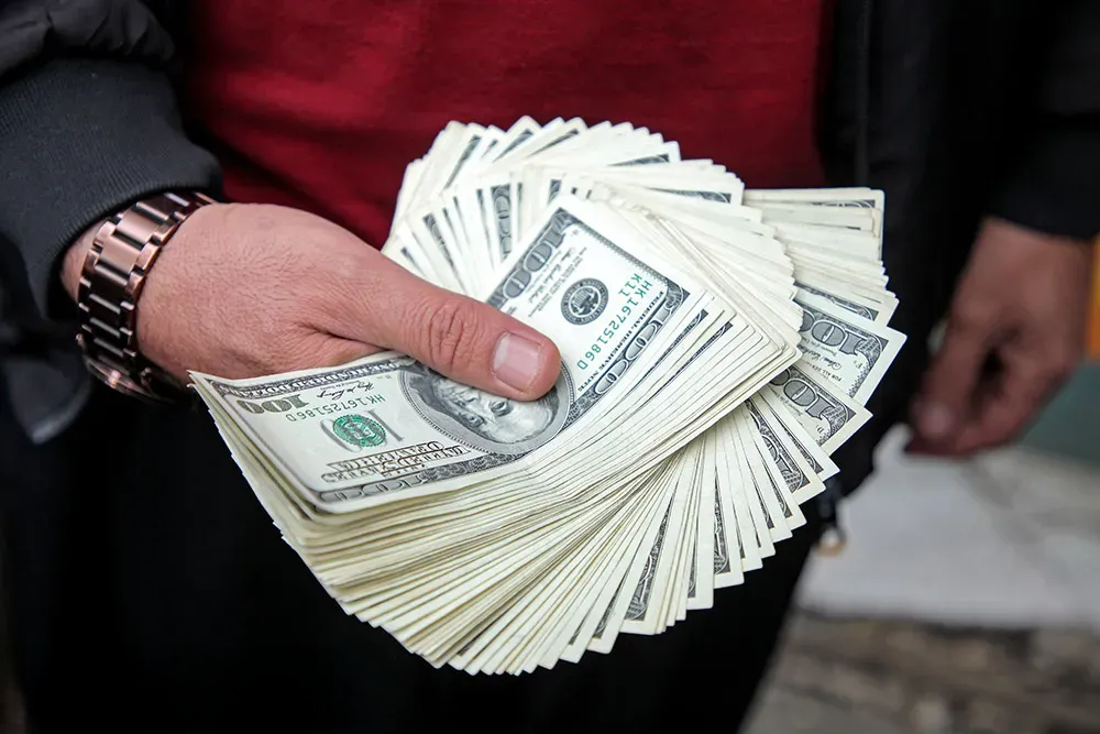 بازداشت متهم انتقال ۹.۵ میلیون دلار از بانک دولتی با رمزارز