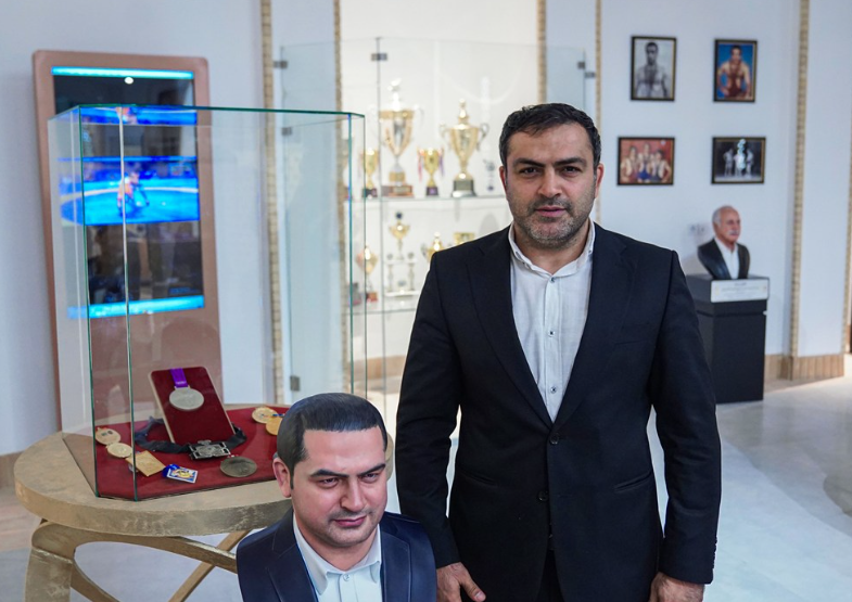 صادق گودرزی یادگار المپیک خود را به گنجینه کشتی ایران اهدا کرد