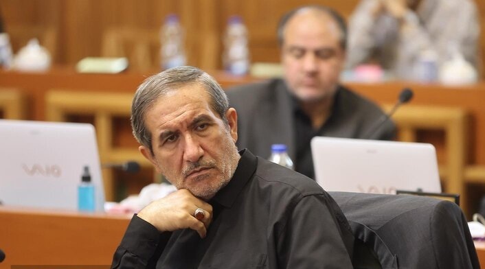 انتقاد امانی از وضعیت دکل‌های آنتن در پایتخت