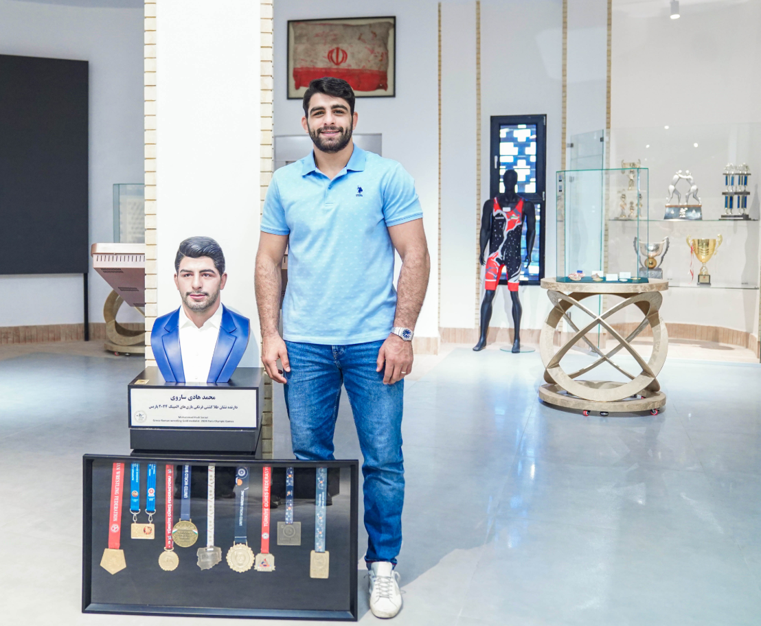 محمدهادی ساروی ۹ نشان طلا خود را به گنجینه ملی اهدا کرد