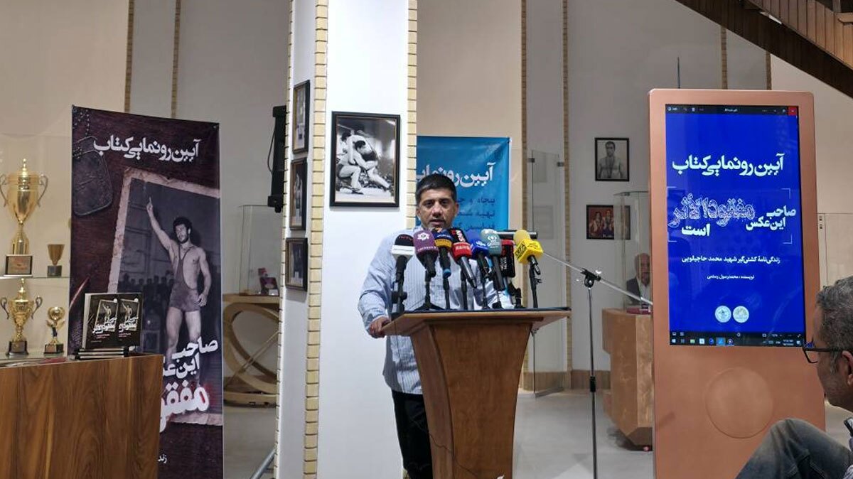 دبیر: از فوتبال طرفداری کردم! کشتی خانواده من است