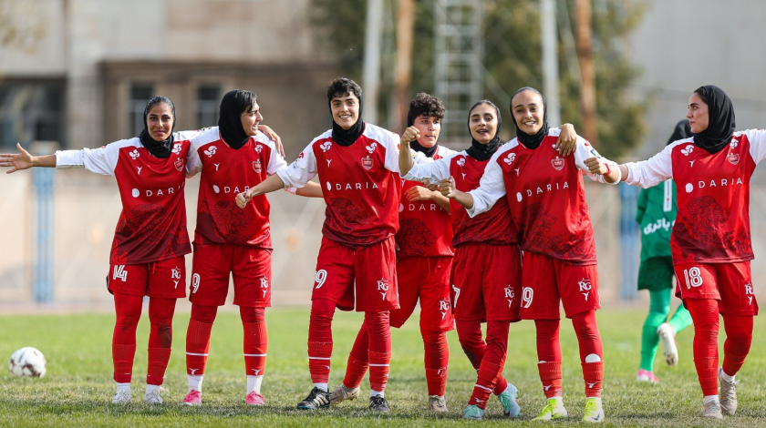 استقلال و پرسپولیس با برد به استقبال شهرآورد می‌روند