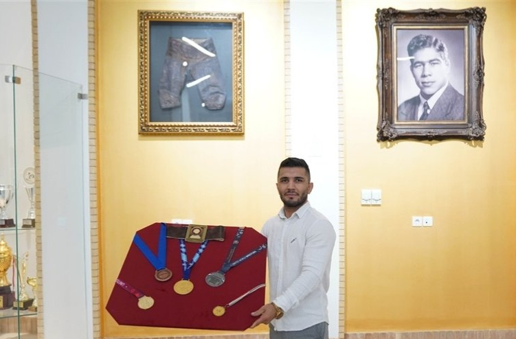 اهدای ۵ مدال پویا دادمرز به موزه افتخارات کشتی ایران