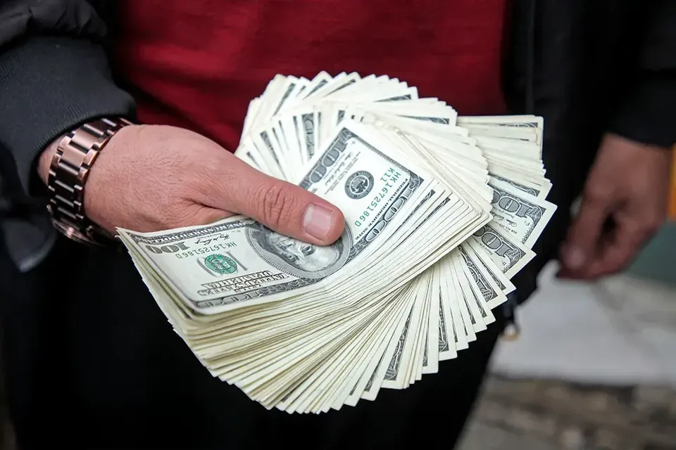 بازداشت متهم انتقال ۹.۵ میلیون دلار از بانک دولتی با رمزارز